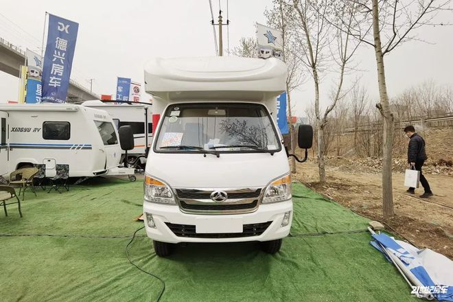 不到十万的C型房车4人旅行无压力！北汽黑豹微卡底盘改装房车合作客户米乐m6(图2)